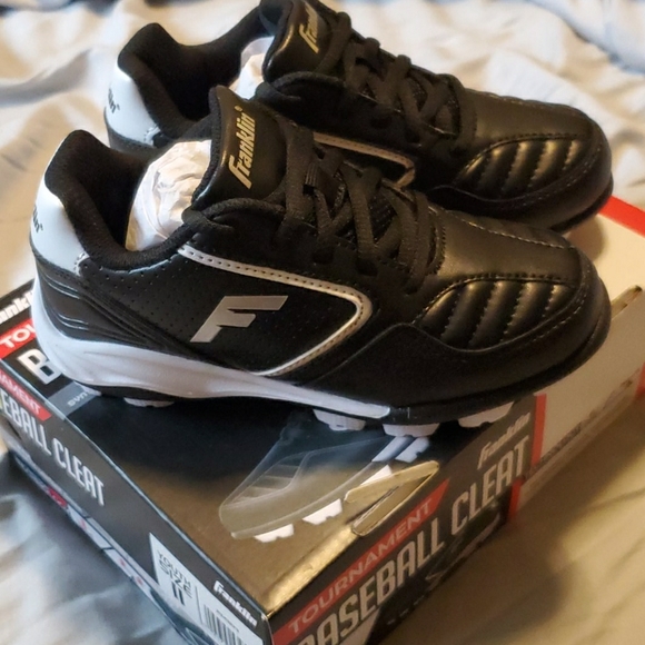 Baseball  cleats. - Picture 2 of 5